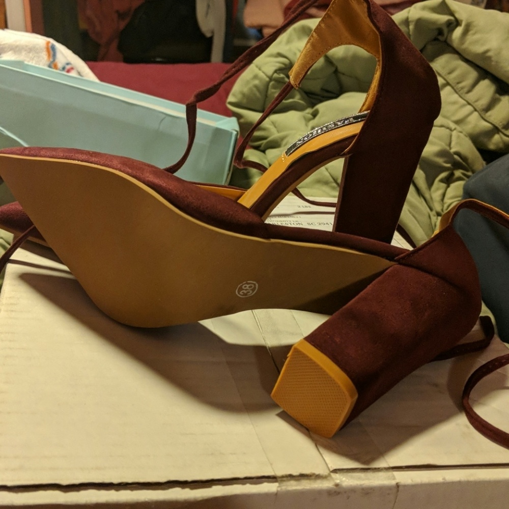 Pointed heels - Picture 2 of 4